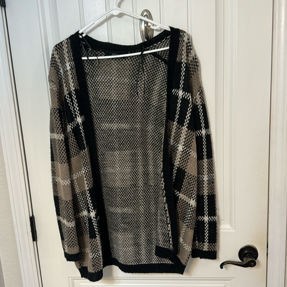 Size M forever 21 sweater. Black, tan, and white